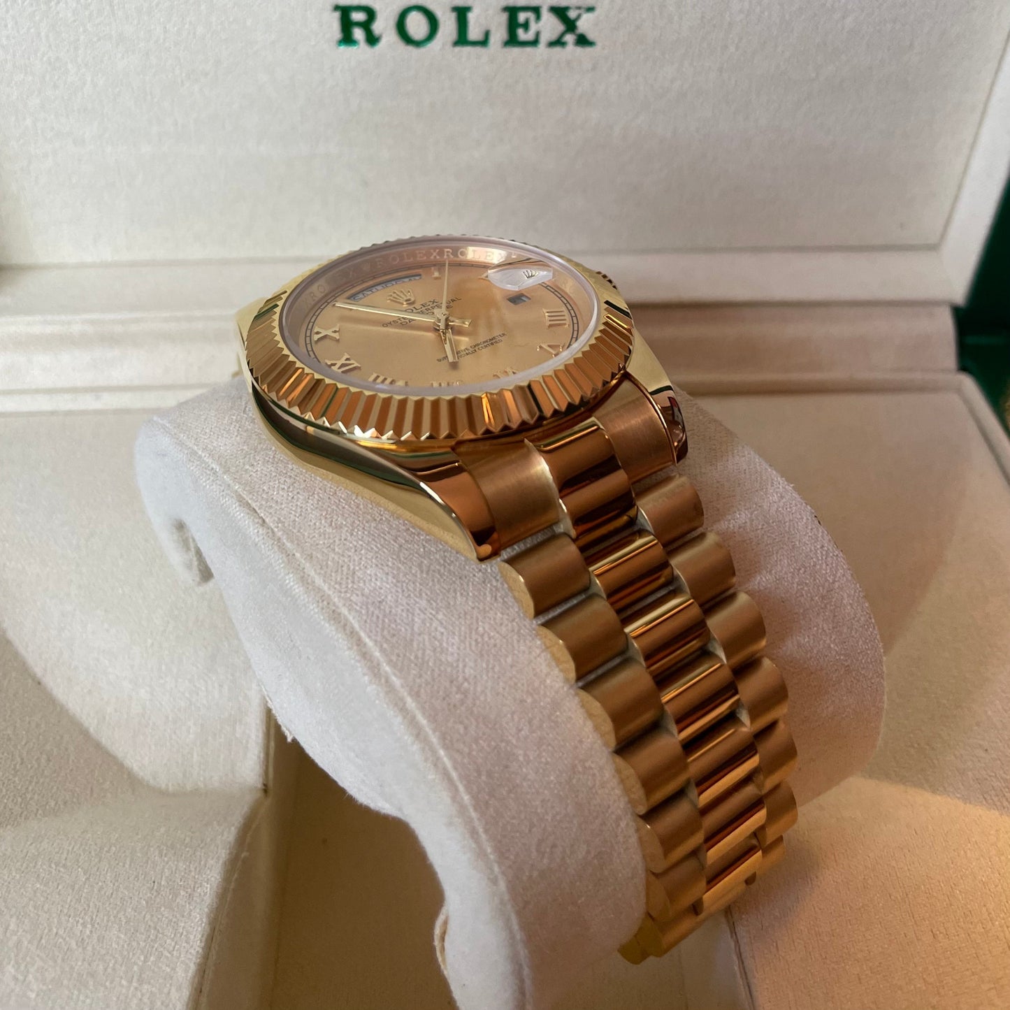 orologio Rolex Day-Date in oro con quadrante dorato in una scatola rolex con certificato di garanzia internazionale.