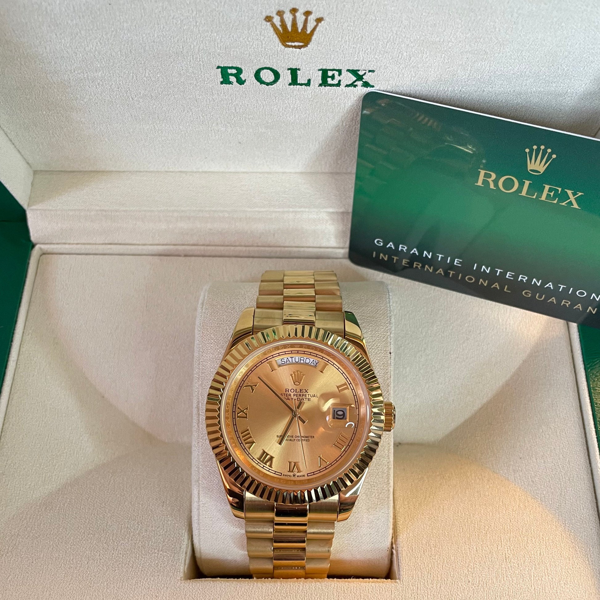 orologio Rolex Day-Date in oro con quadrante dorato in una scatola rolex con certificato di garanzia internazionale.