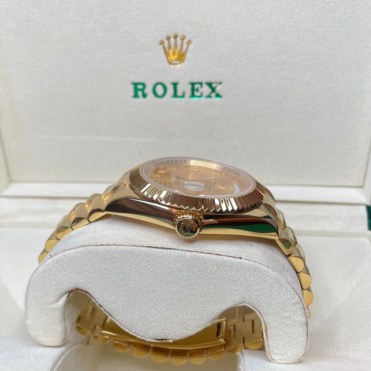 orologio Rolex Day-Date in oro con quadrante dorato in una scatola rolex con certificato di garanzia internazionale.