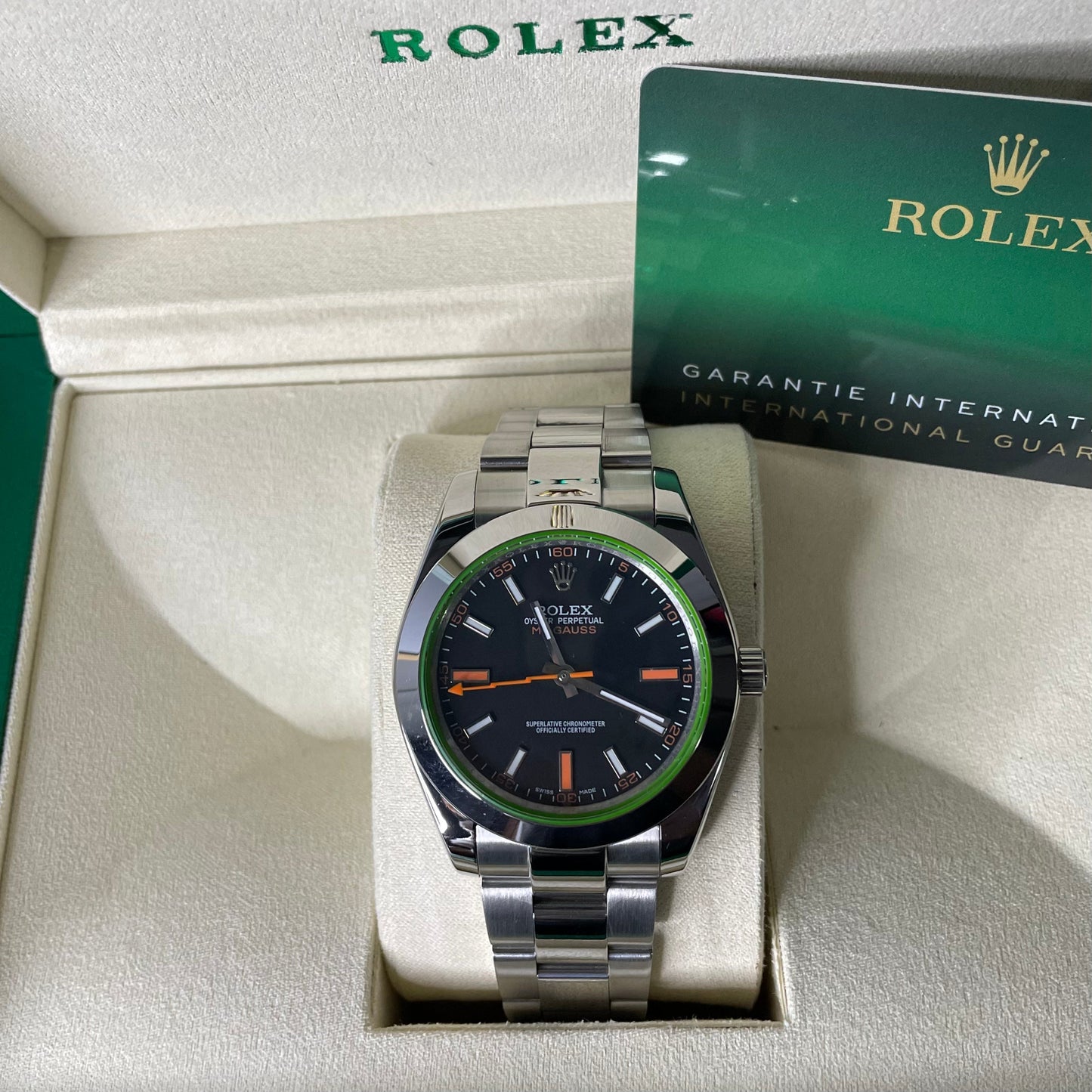 Orologio Rolex Oyster Perpetual Replica Clone SuperClone con quadrante blu e cinturino in acciaio inox, presente in una scatola con il logo Rolex e il certificato di garanzia internazionale 