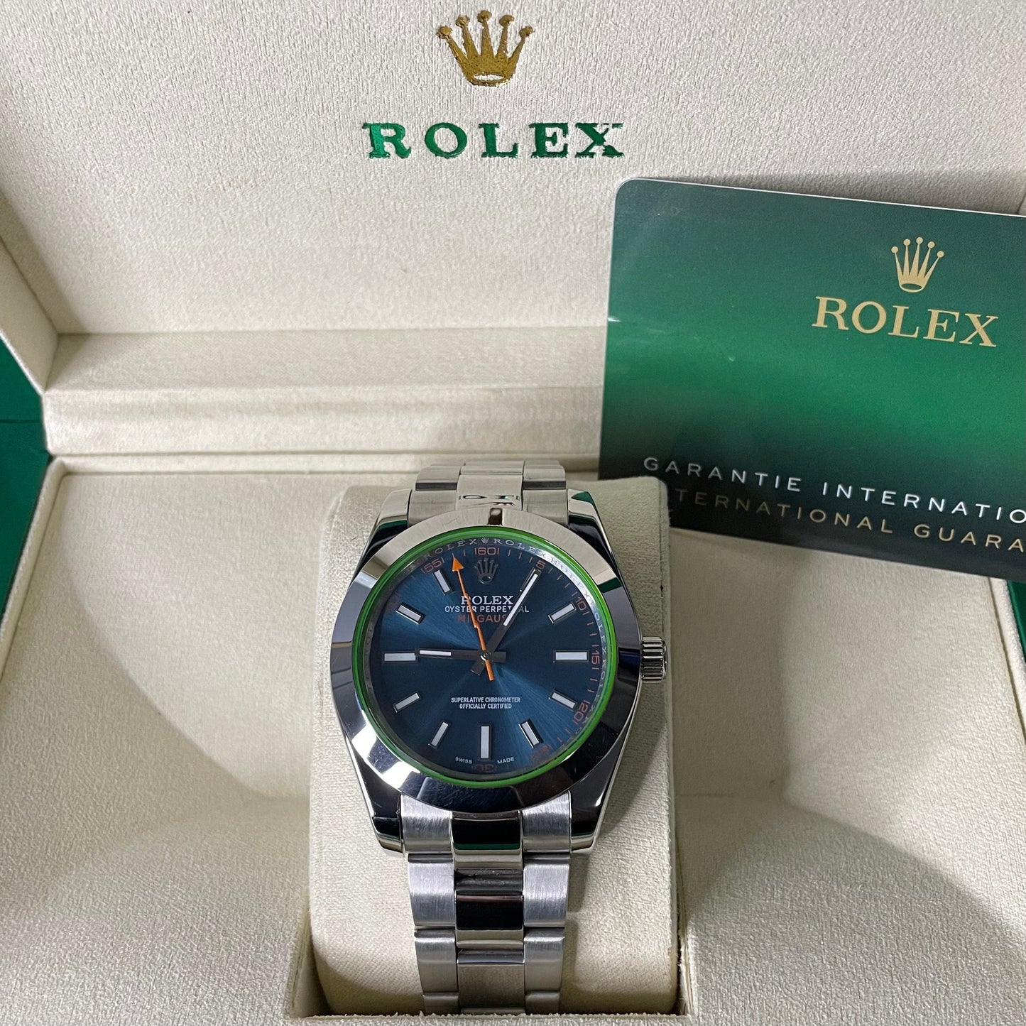 Orologio Rolex Oyster Perpetual Replica Clone SuperClone con quadrante blu e cinturino in acciaio inox, presente in una scatola con il logo Rolex e il certificato di garanzia internazionale 