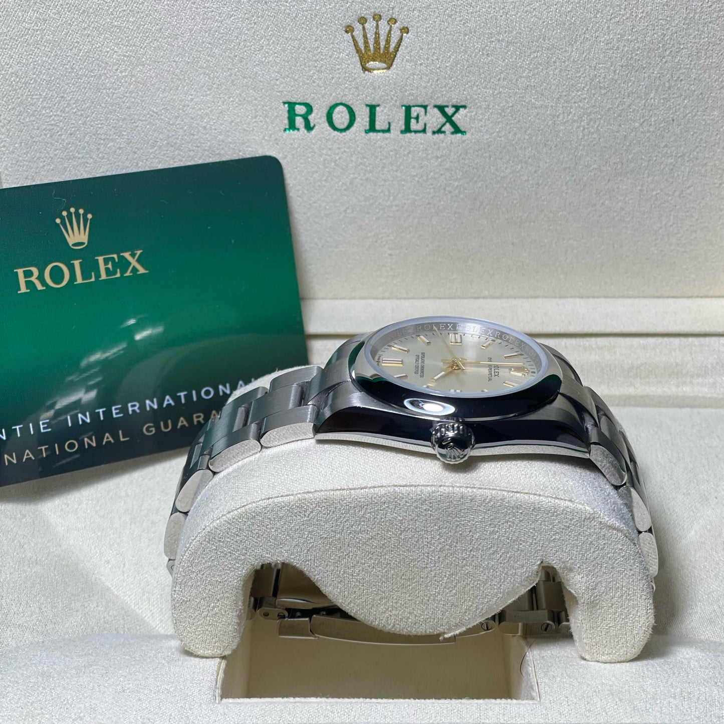 Orologio Rolex Oyster Perpetual Silver Dial 41 mmm cinturino acciaio inox oystre, presentato in scatola rolex.