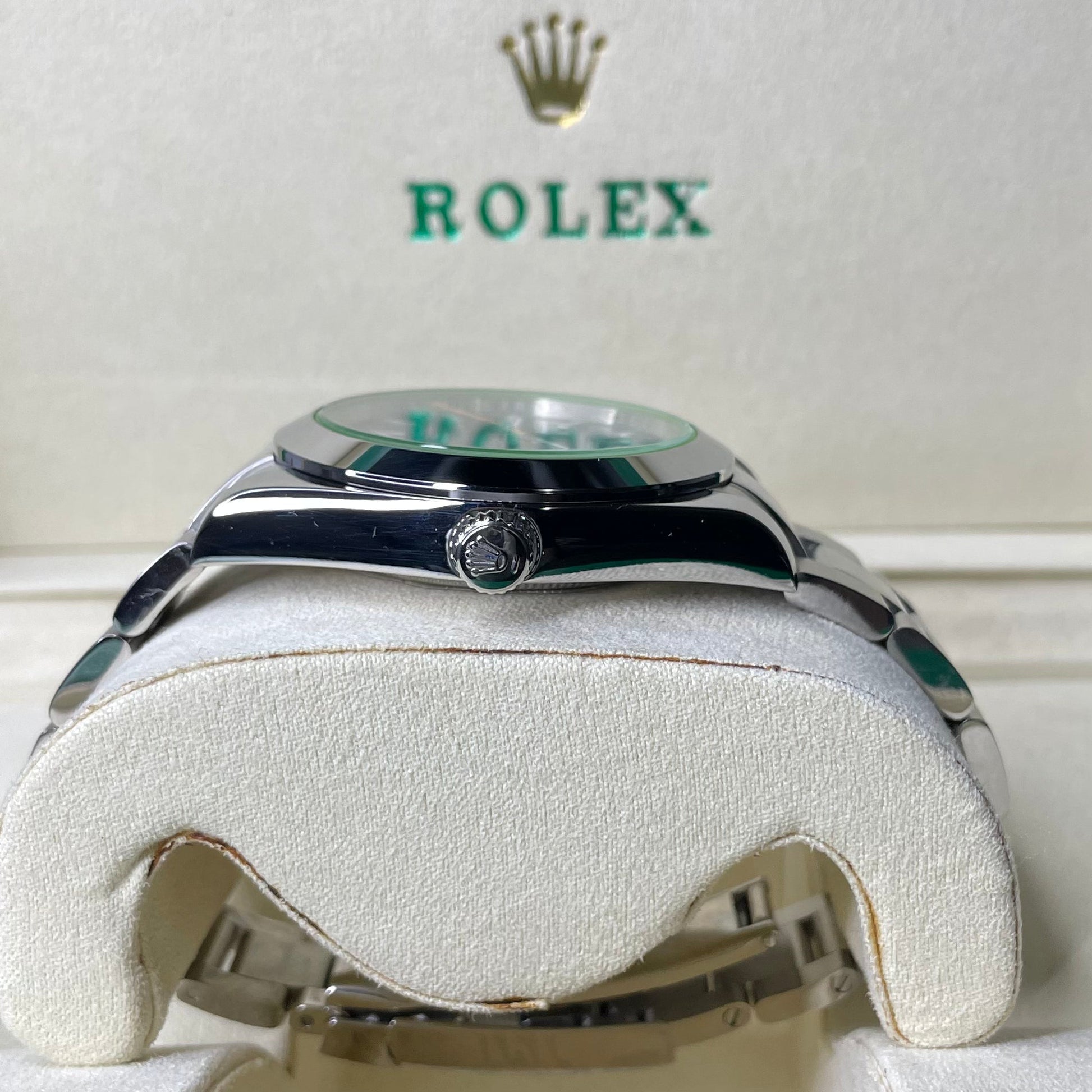 Orologio Rolex Oyster Perpetual Replica Clone SuperClone con quadrante blu e cinturino in acciaio inox, presente in una scatola con il logo Rolex e il certificato di garanzia internazionale 