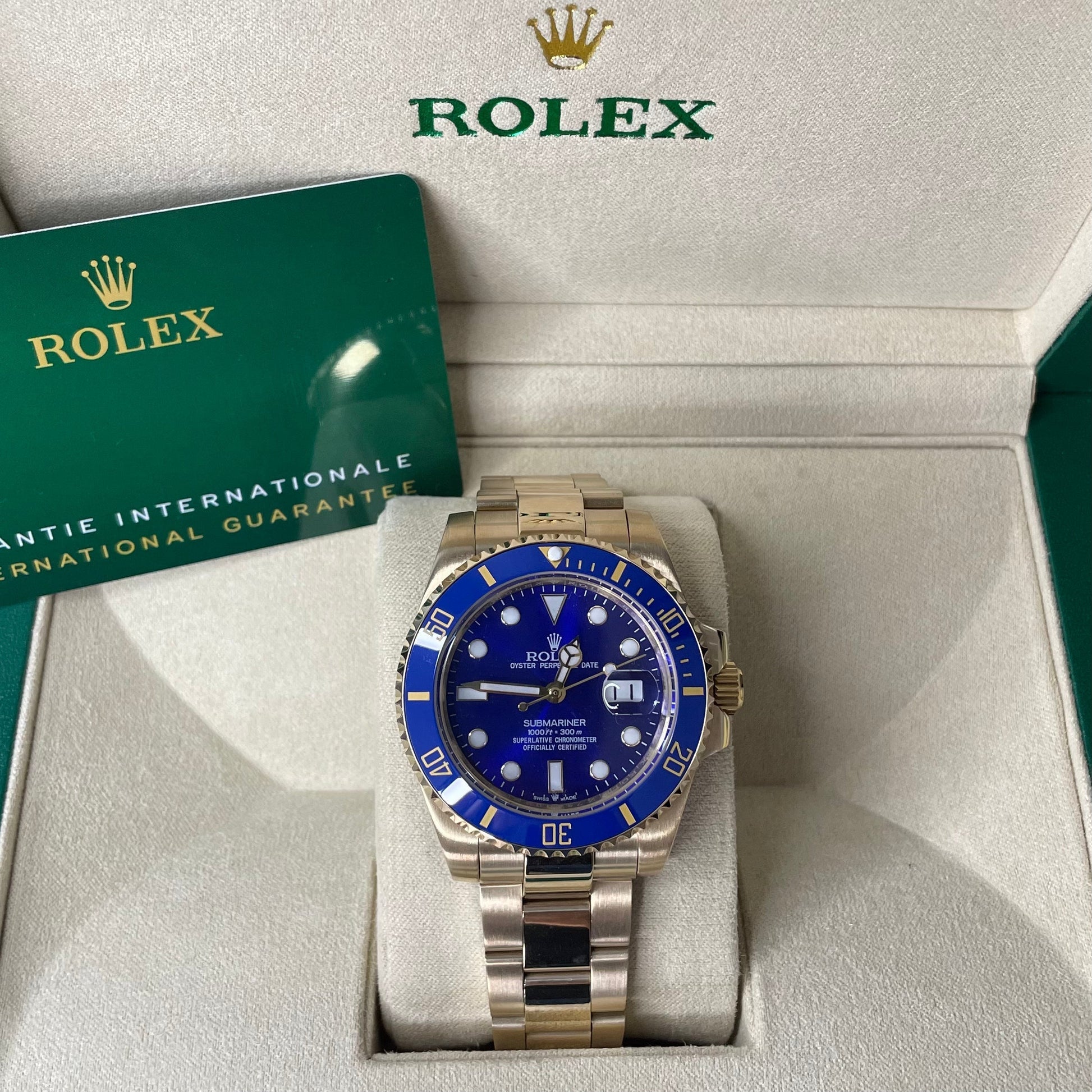 Orologio Rolex submariner con quadrante blu e cinturino in acciaio inox oro giallo, presentato in scatola rolex