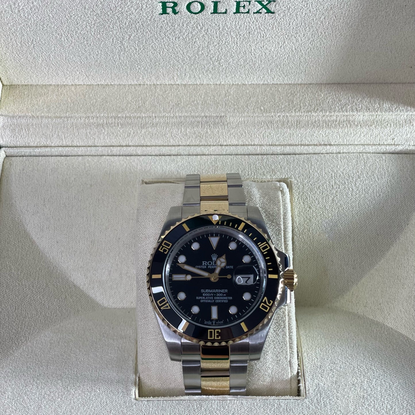 Orologio Rolex Submariner Date 40 mm cinturino in acciaio oro, presentato in scatola rolex.