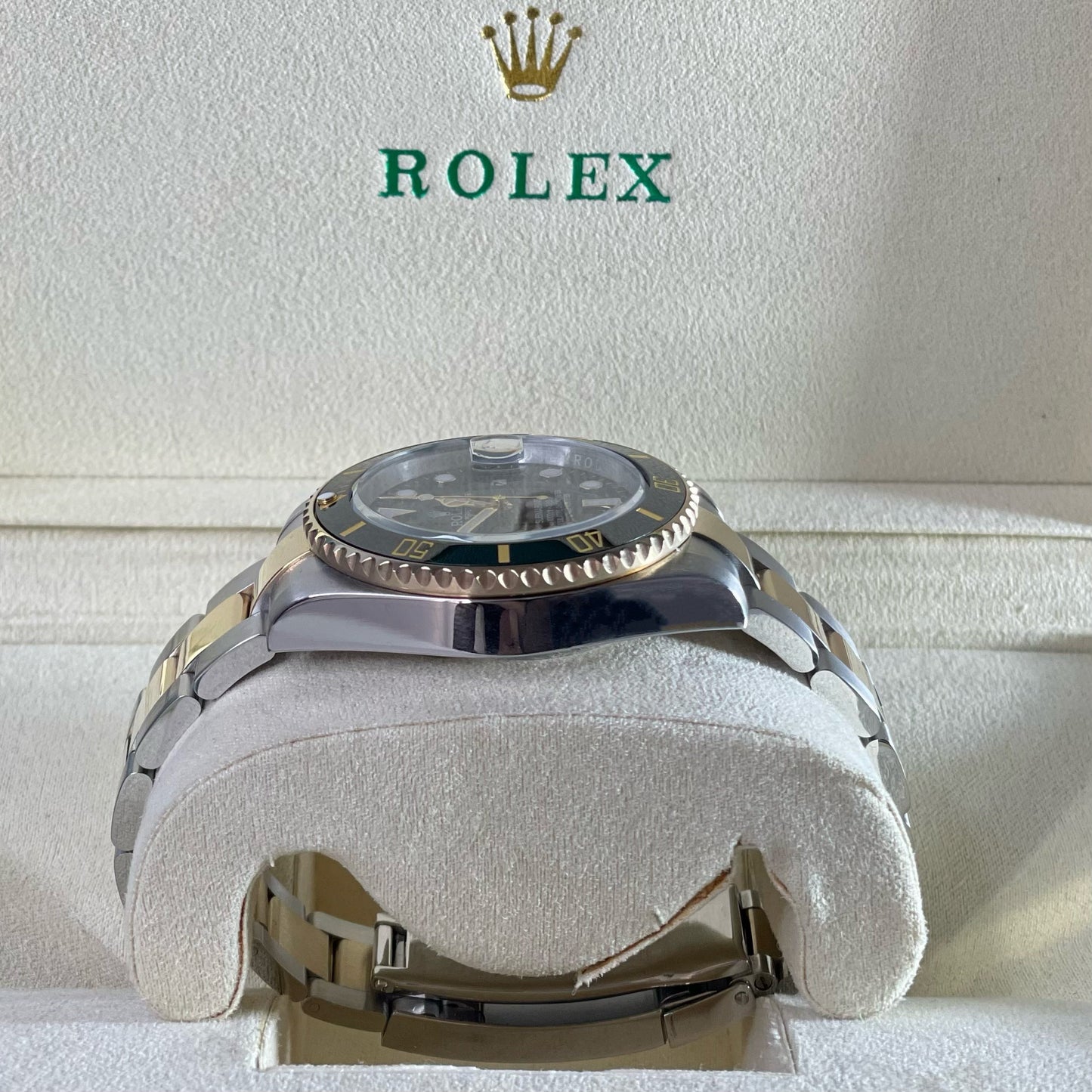 Orologio Rolex Submariner Date 40 mm cinturino in acciaio oro, presentato in scatola rolex.