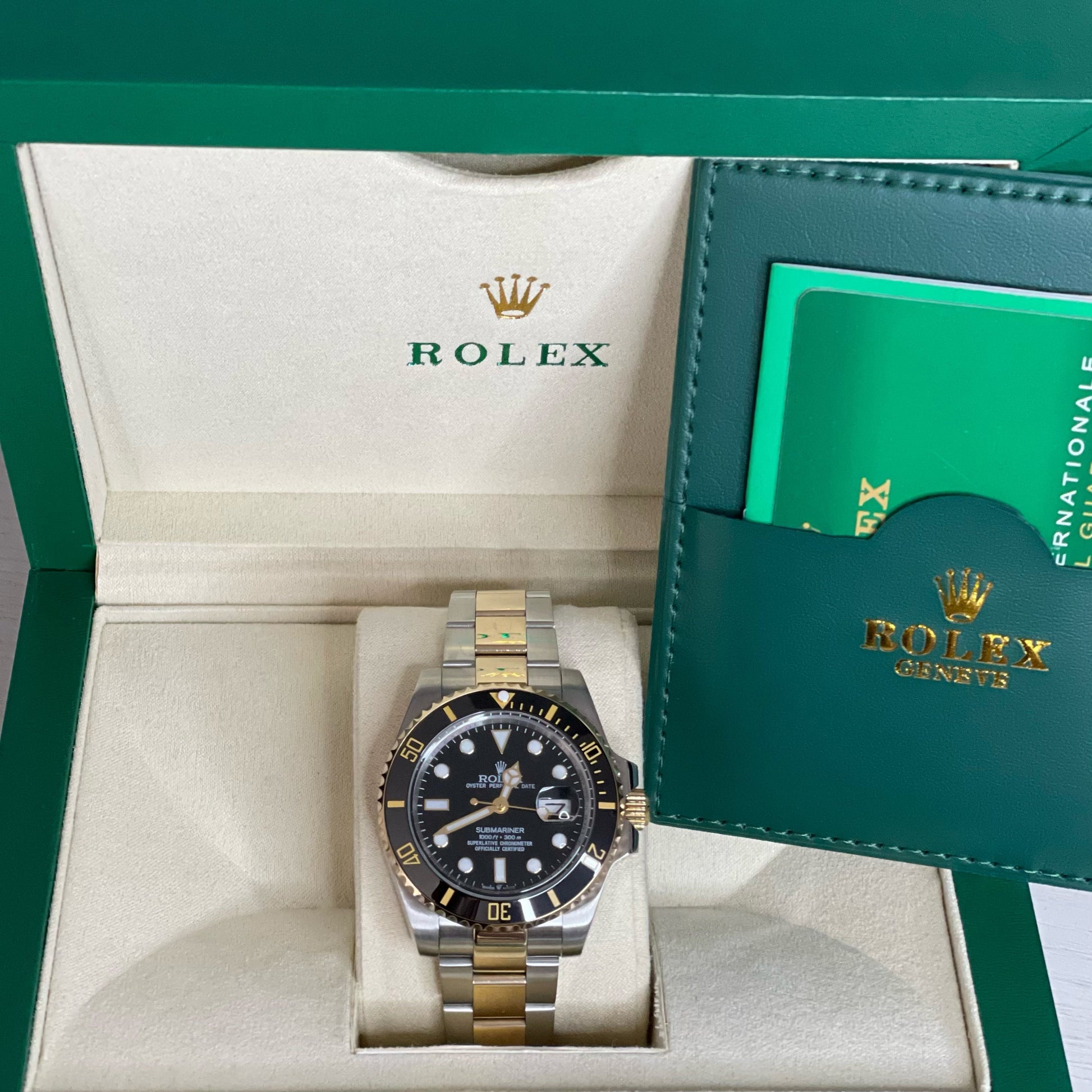 Orologio Rolex Submariner Date 40 mm cinturino in acciaio oro, presentato in scatola rolex.