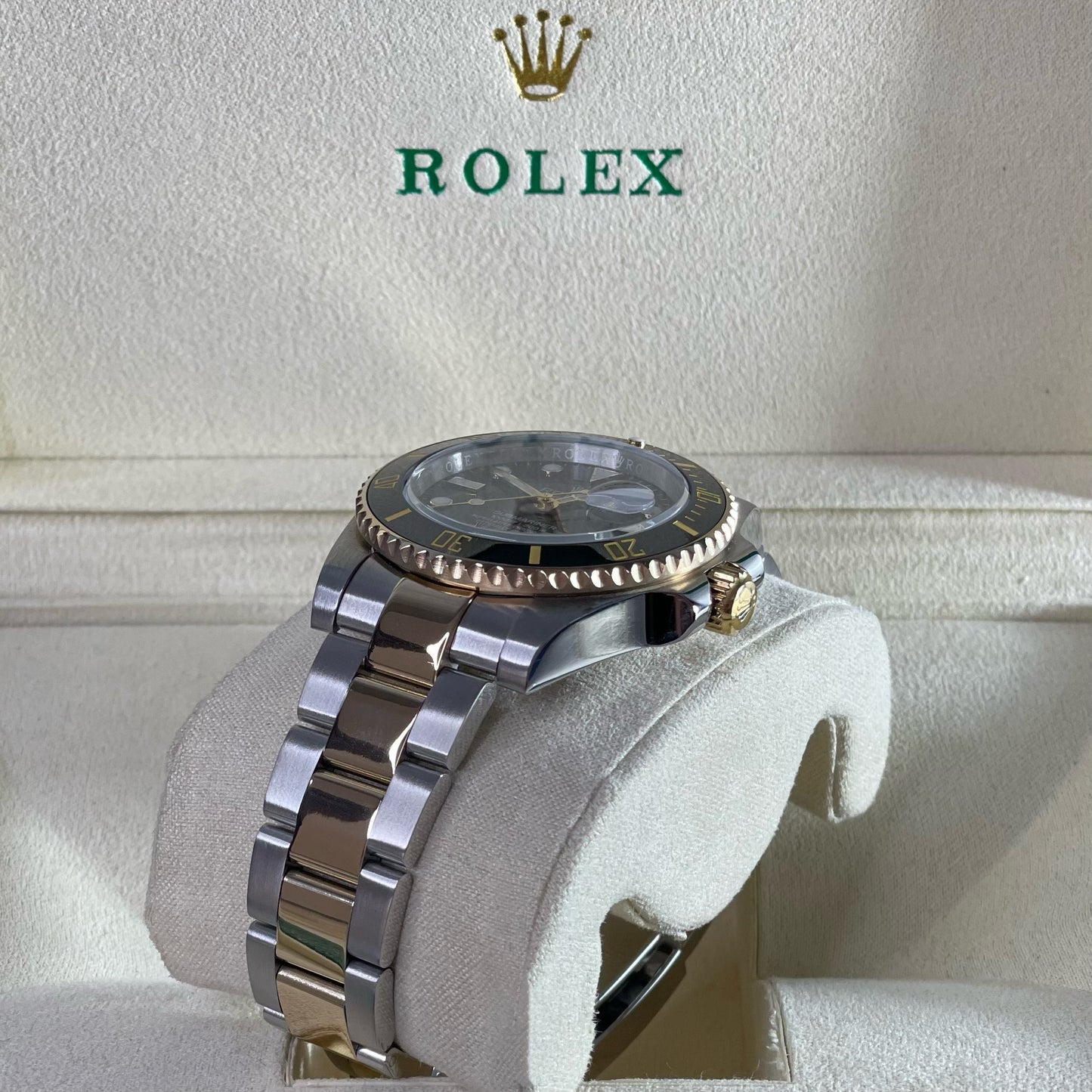 Orologio Rolex Submariner Date 40 mm cinturino in acciaio oro, presentato in scatola rolex.