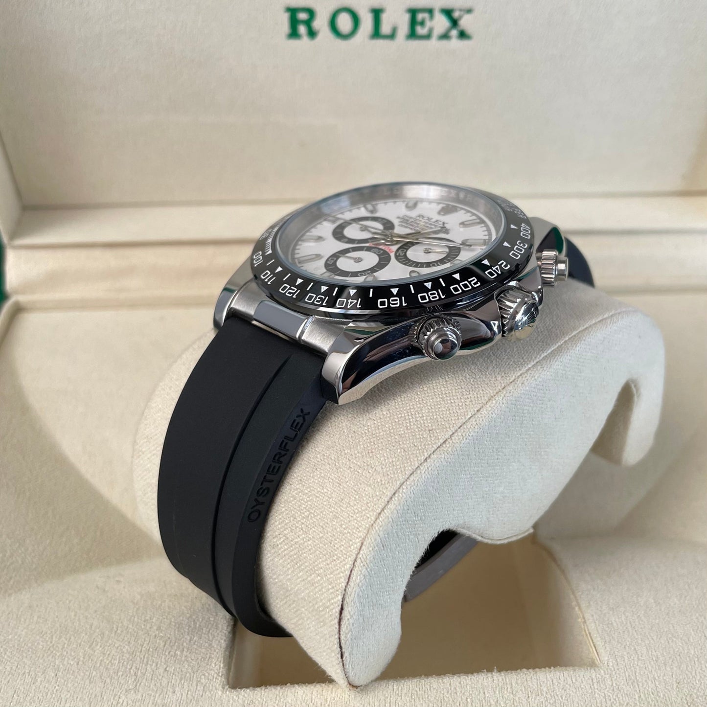 Orologio Rolex Daytona con quadrante bianco e cinturino in gomma, presentato in scatola rolex